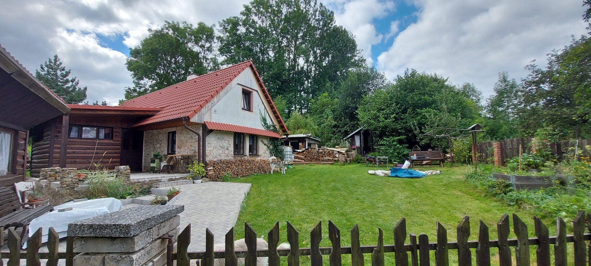 Garten mit Hütte im Eisengebirge bezKempu.de